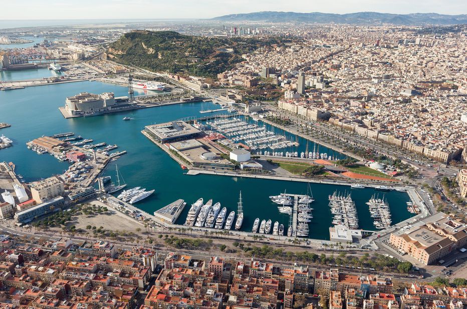 Die neue Marina Port Vell (im Bild unten). Die Stege oben gehören zum Club Nautico, einer Alternative dazu
