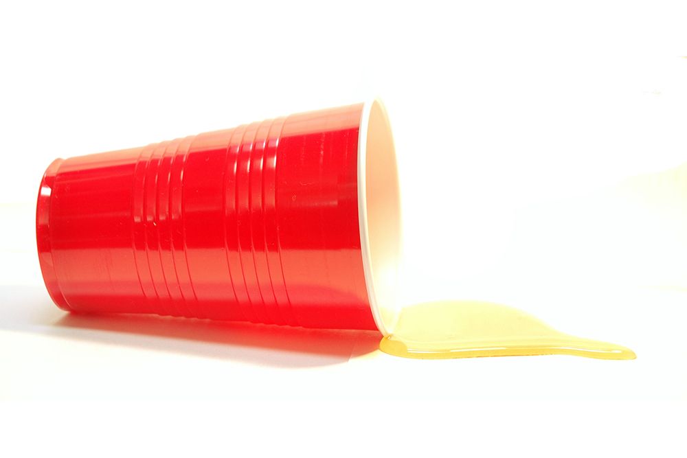 Zum Trinken und Grooven: Mit ein bisschen Fantasie lassen sich Trinkbecher auch als Lautsprecher für die Musikwiedergabe von einem Telefon umgestalten.