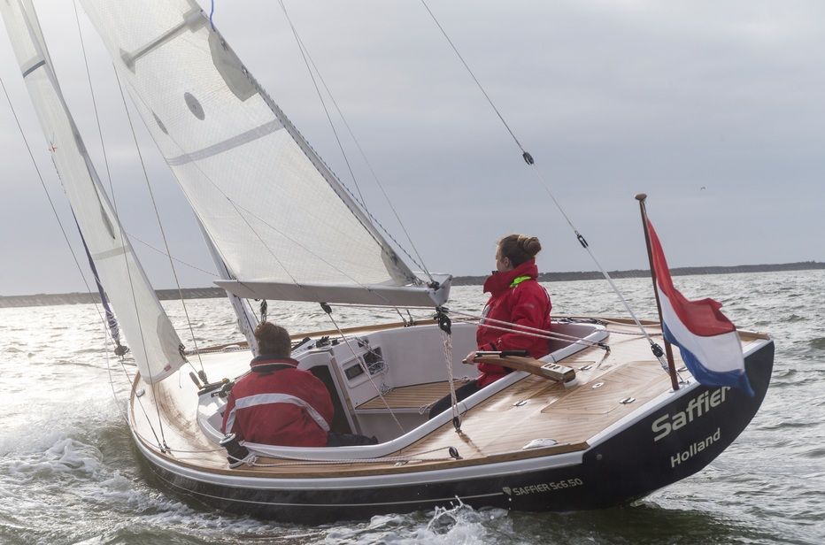 Neue Anhänge, flaches Deck und mehr Segel-PS machen der neuen kleine Saffier mächtig Beine. Foto: YACHT/B. Kolthof