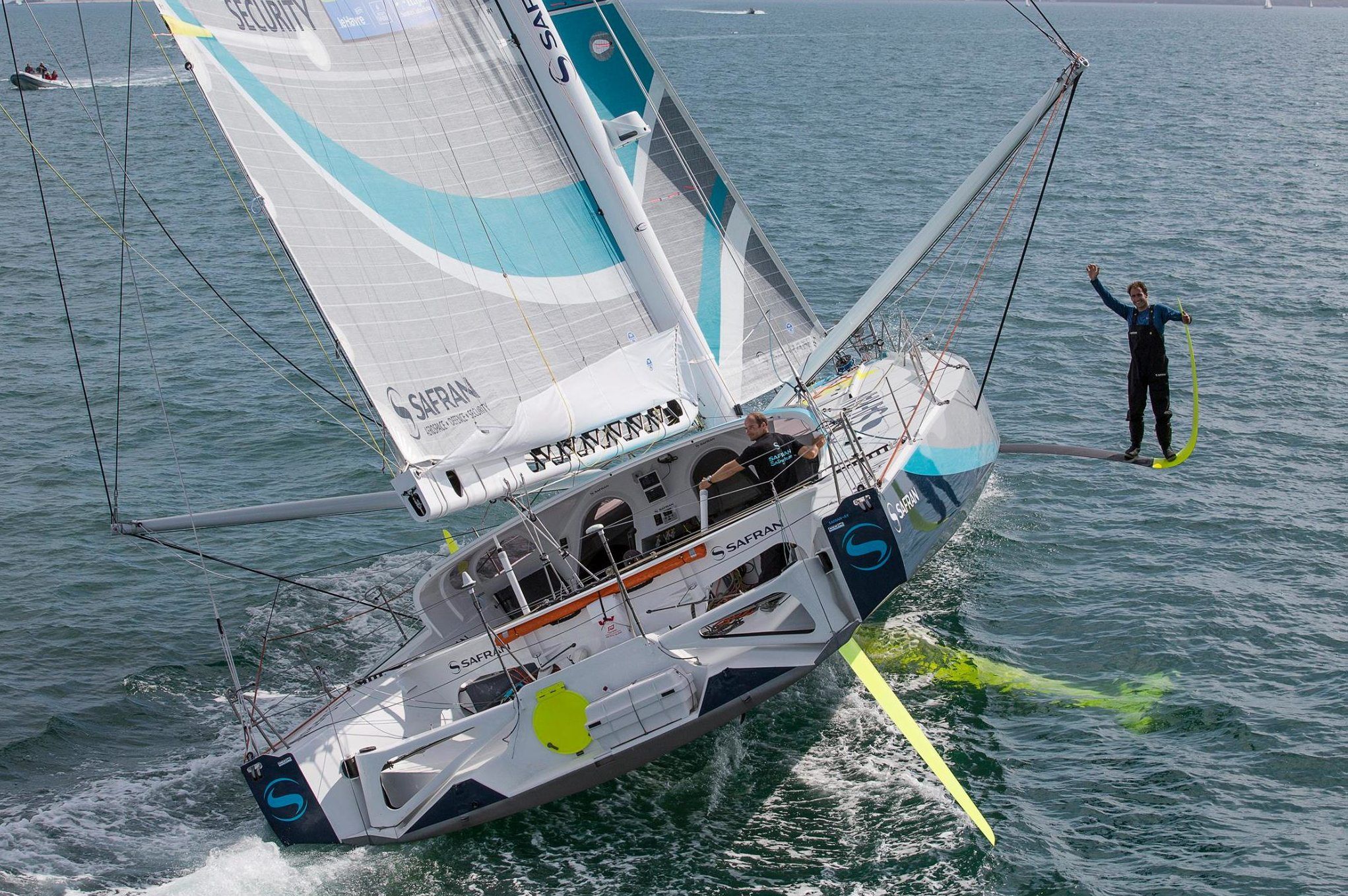 Morgan Lagraviere, der Skipper von Safran 2, wählt einen luftigen Platz auf den Foils während Nico Lunven von hand steuert. Foto: Jean Marie Liot/DPPI/Safran