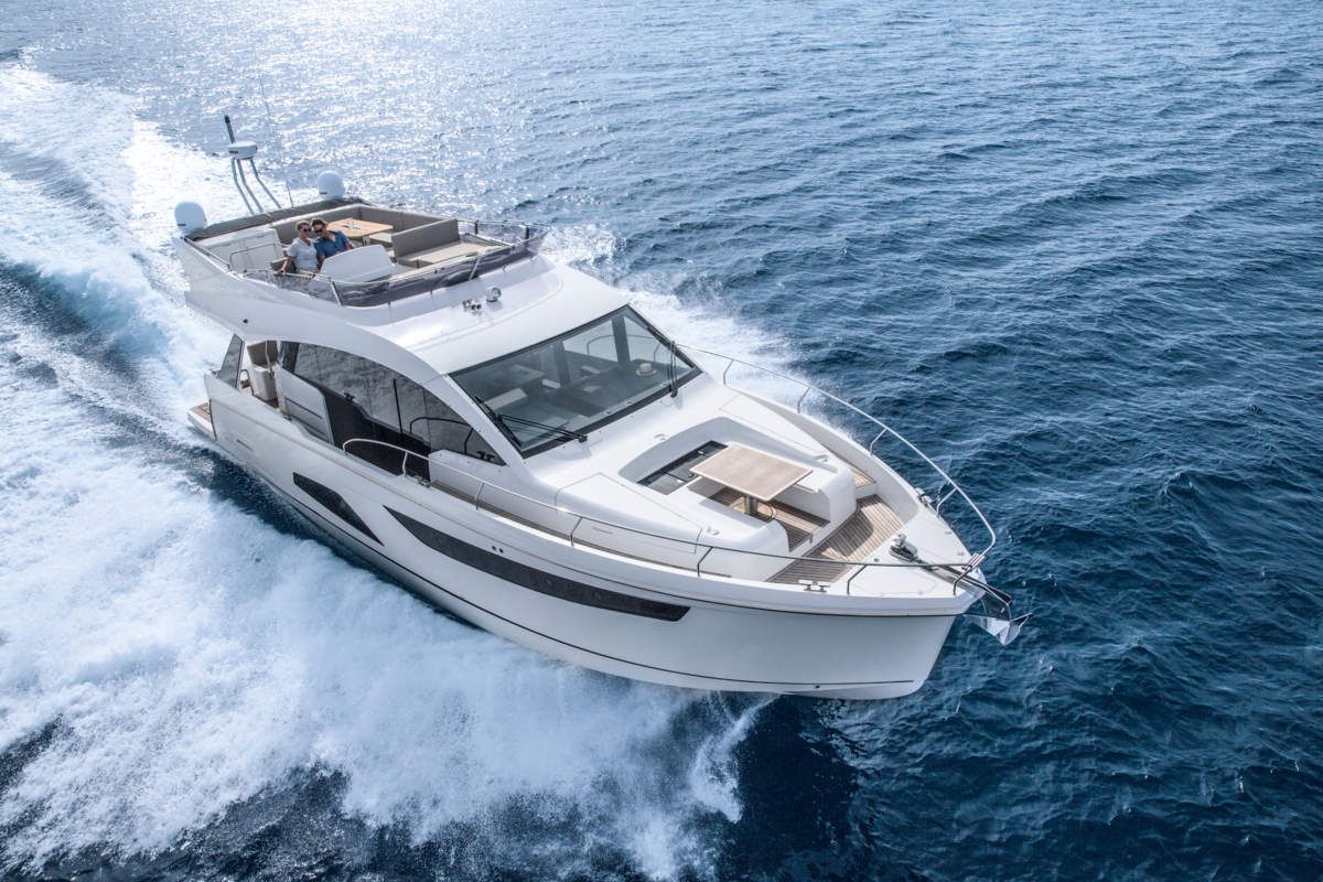 Lounge am Dach: Die Flybridge ist das markanteste Merkmal der Sealine F530