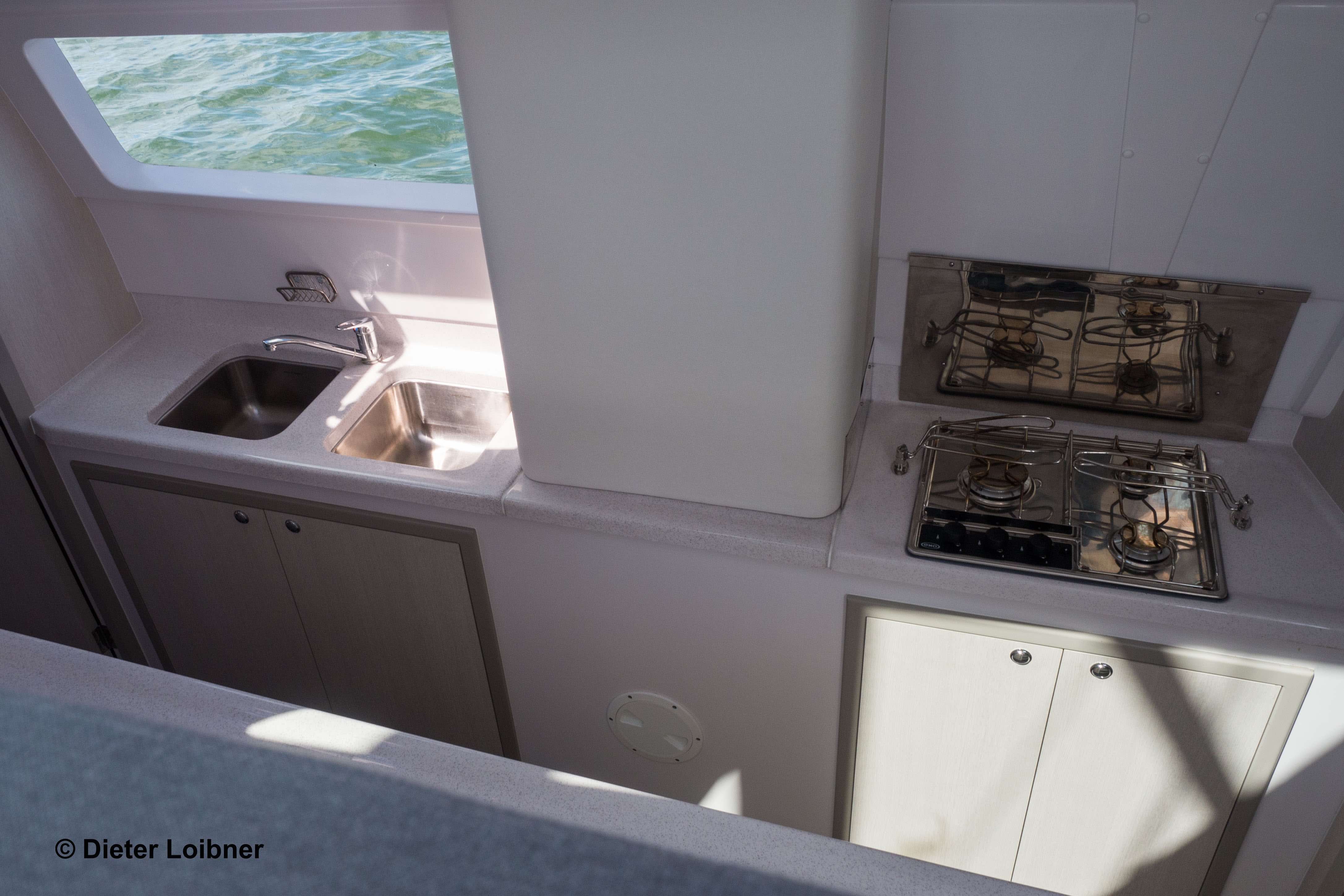 Küche unten: Auf der Seawind befindet sich die Kombüse in einem Rumpf, nicht im Salon. Foto: Dieter Loibner
