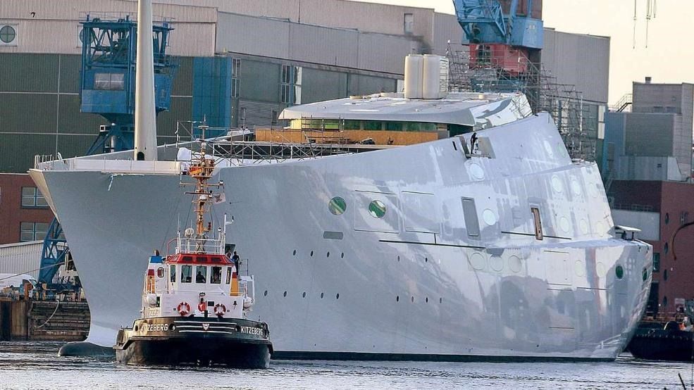 DAs Schiff vor dem Stellen der Masten in Kiel