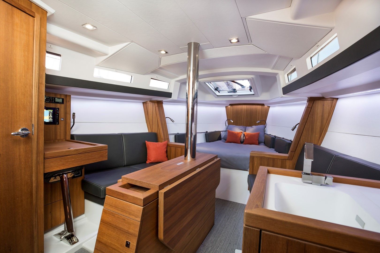 Helles Ambiente und Wohnkomfort für mehr als nur Campingsegeln: Das Interieur der neuen Tofinou10