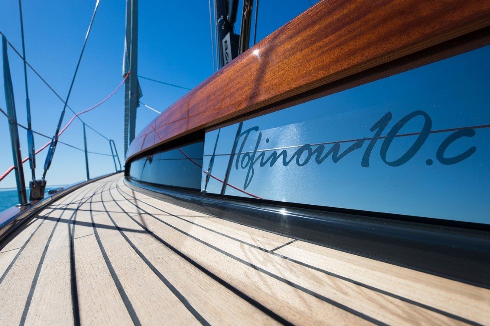 Mahagoni und Teak in eleganter Kombination verhelfen dem Boot zu gediegenem Aussehen.