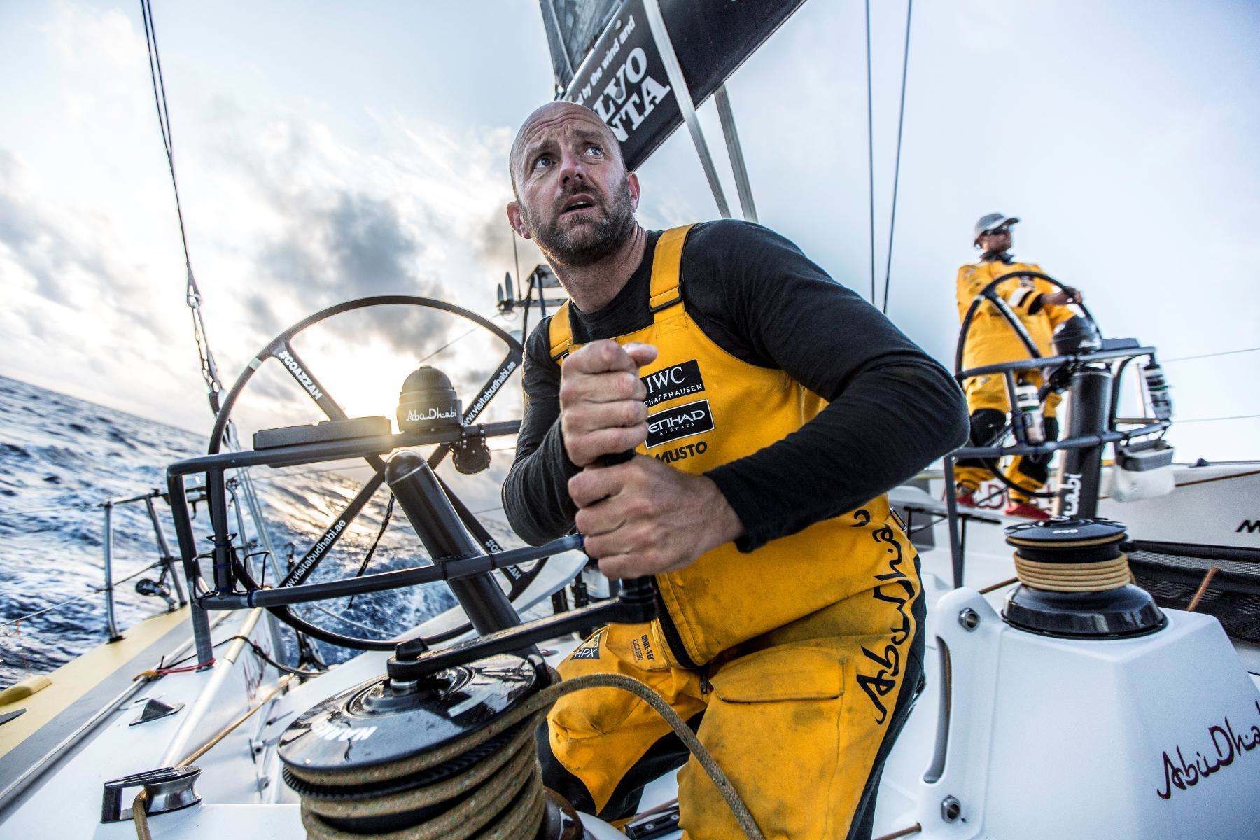 Nicht nur am Steuer, auch an den Winschen zu finden: YAJ-Yachtsman of the Year Ian Walker. Foto: Volvo Ocean Race