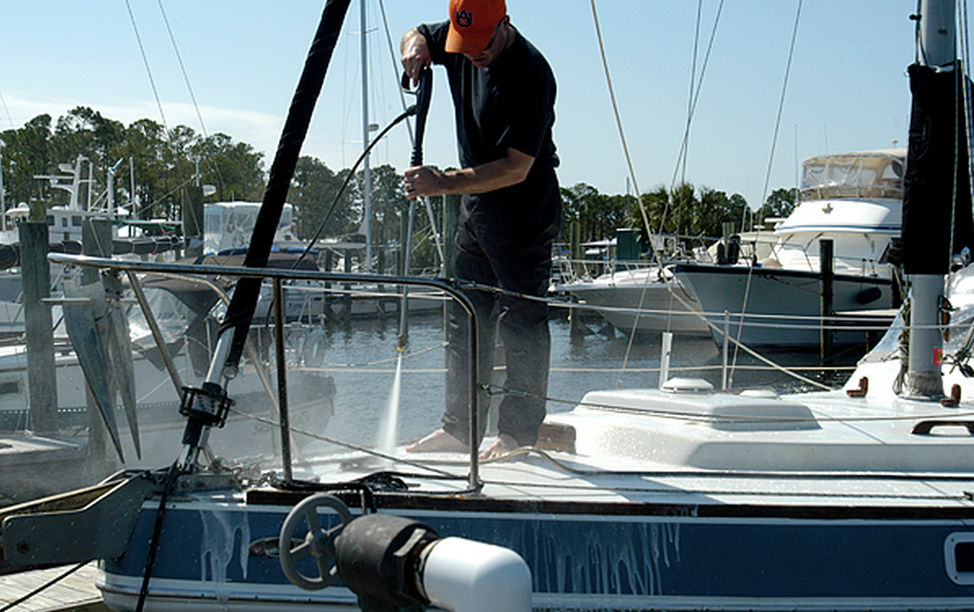 Gerne wird auchd er Dampfstrahler verwendet, doch Abwasserregelungen sind zu beachten. Foto: www.scottfillmer.com