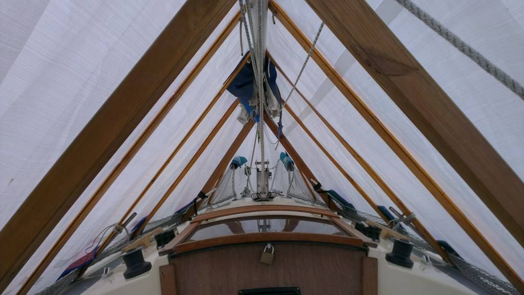 Gut geschrägt ist halb gewonnen. Innenansicht eines Winterzelts auf einer Segelyacht. Foto: www.sailing-lapirogue.de
