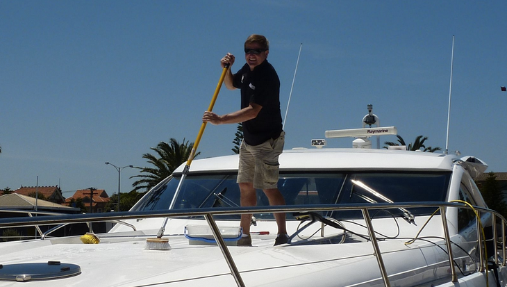 Grober Schmutz wird mi Bürste und Wasser entfernt. Foto: www.stkildaboatsales.com