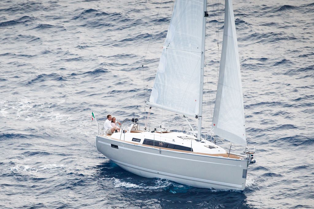 barco a vela 30 pies Bavaria Cruiser 33