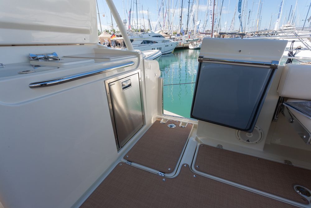 Chris-Craft-Calypso_30 bañera puerta lateral