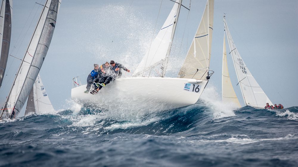 comprar velero de ocasión: velero de regata