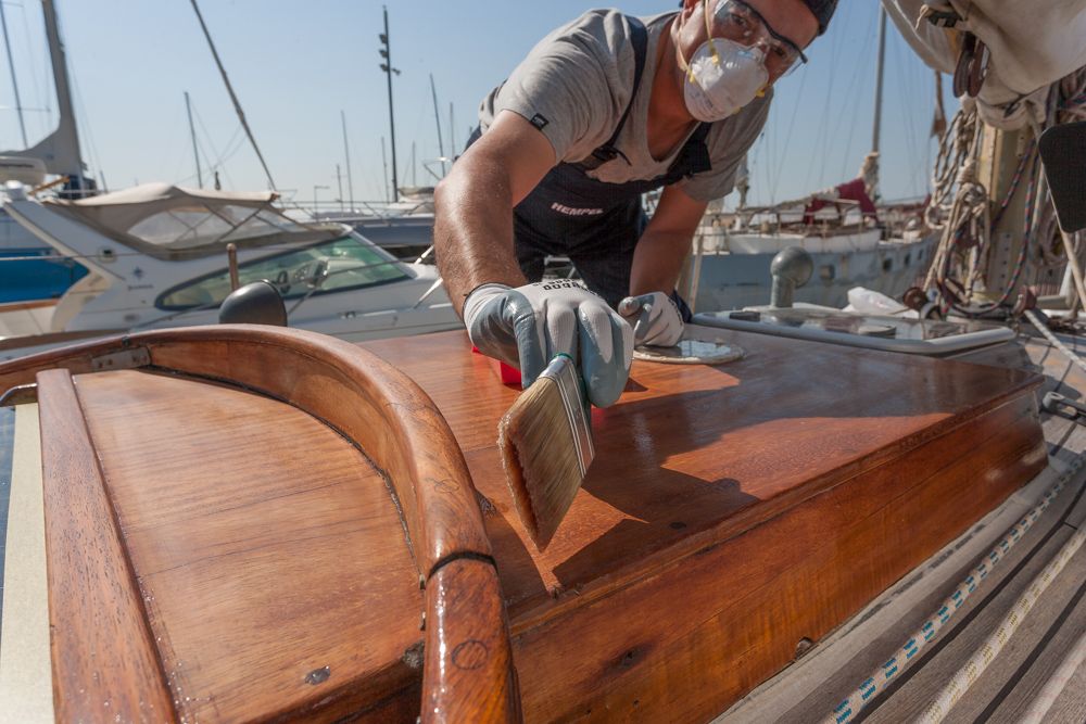 Barnizar el barco, detalle cubierta
