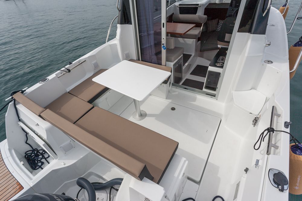Prueba Jeanneau Merry Fisher 795 bañera