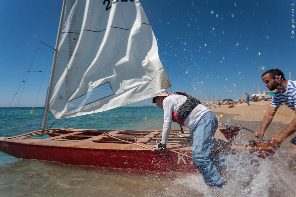 catamaran patin catalan en la playa