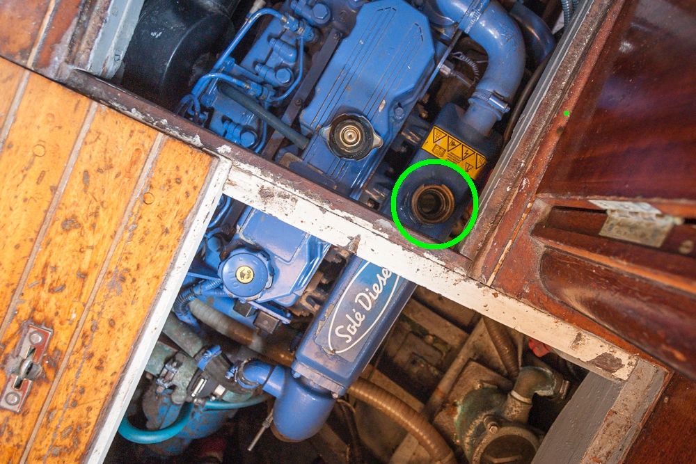 mantenimiento del motor intraborda tapa del circuito refrigerante