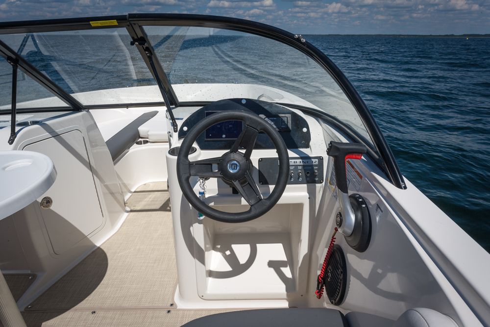 Prueba Bayliner E7 puesto de mando