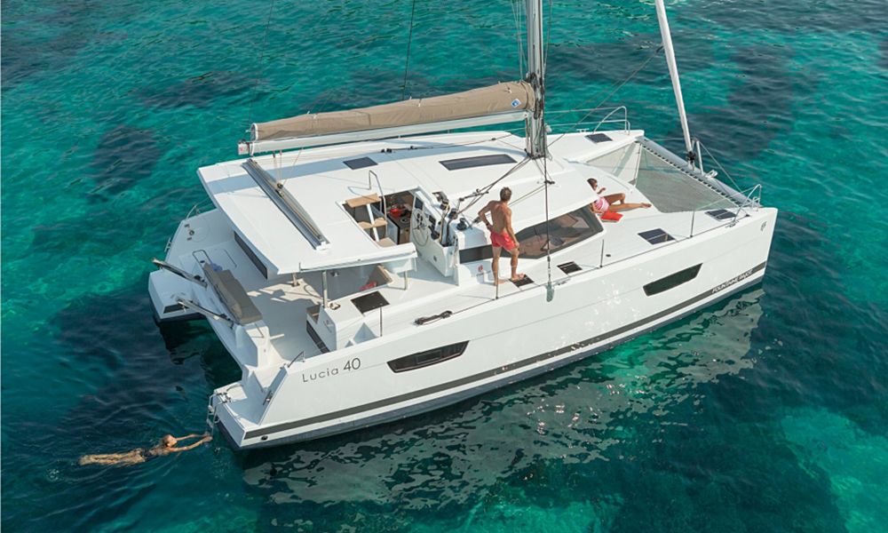 Fountaine Pajot Lucia 40 puesto de mando