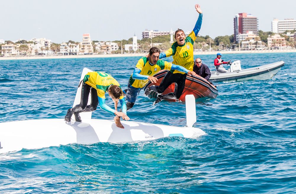 Jordi Xammar (a la derecha) celebraba así la clasificación para sus primeros Juegos Olímpicos durante el Trofeo Princesa Sofía en Palma. Jesús Renedo / Sailing Energy / CNA.