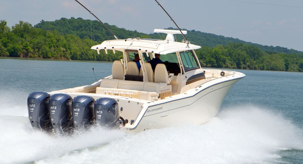 Barco con cuatro motores fuera de borda