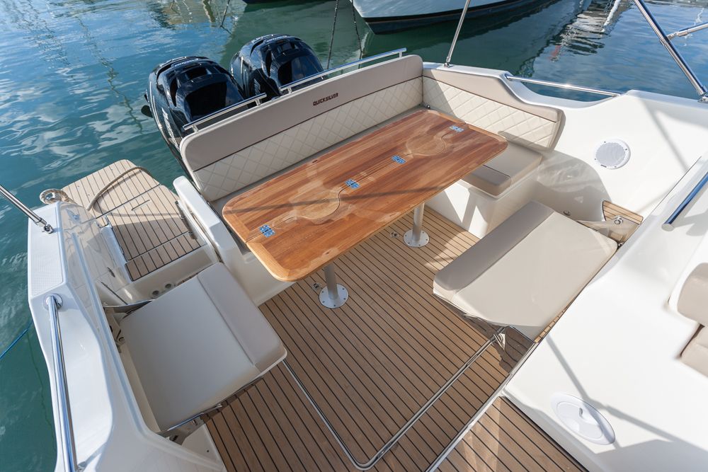 Quicksilver Activ 875 Sundeck