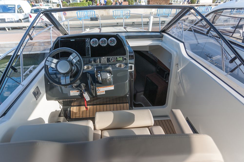 Quicksilver Activ 875 Sundeck