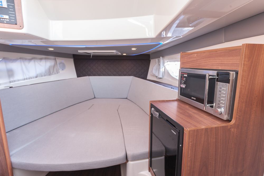 Quicksilver Activ 875 Sundeck