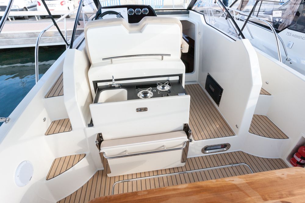 Quicksilver Activ 875 Sundeck