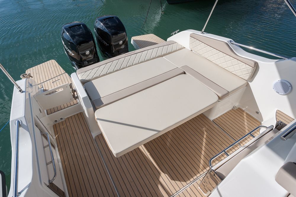 Quicksilver Activ 875 Sundeck