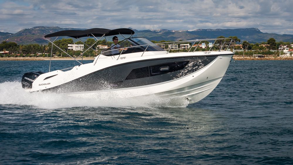Quicksilver Activ 875 Sundeck