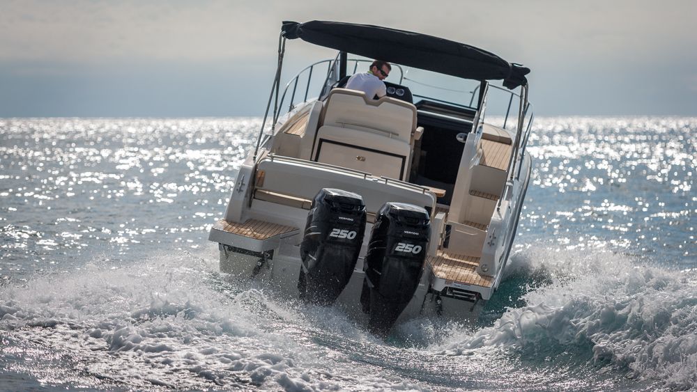 Quicksilver Activ 875 Sundeck