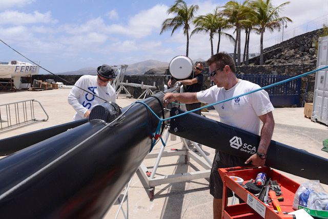 La preparación del Team SCA, tanto en tierra como en mar empezó mucho antes de la regata. Fernando Sales trabajando en el mástil en Lanzarote en mayo 2014. Foto: Rick Tomlinson/Team SCA