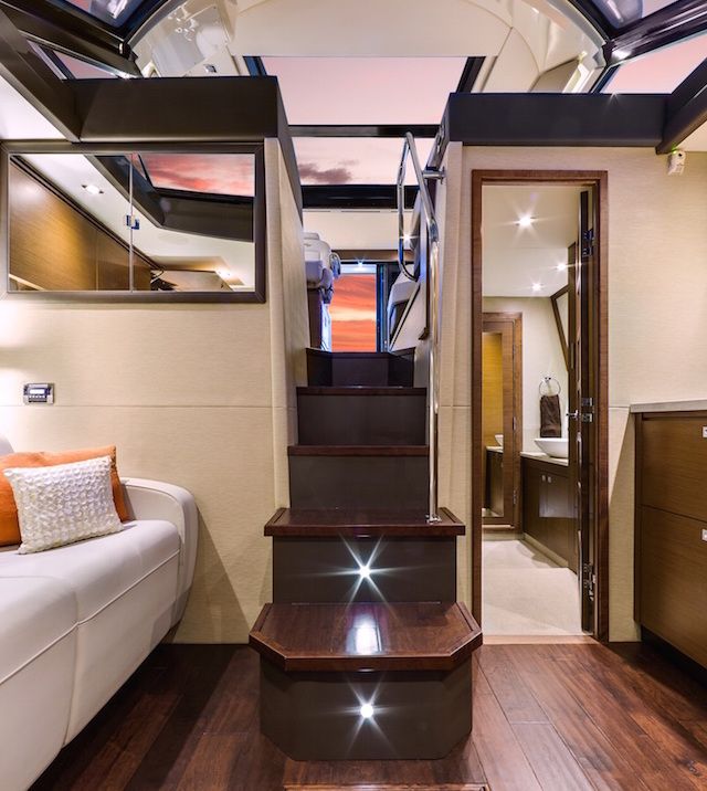 Sea Ray 470 Sundancer atrium