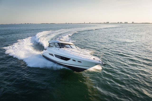 Sea Ray 470 Sundancer navegando 2