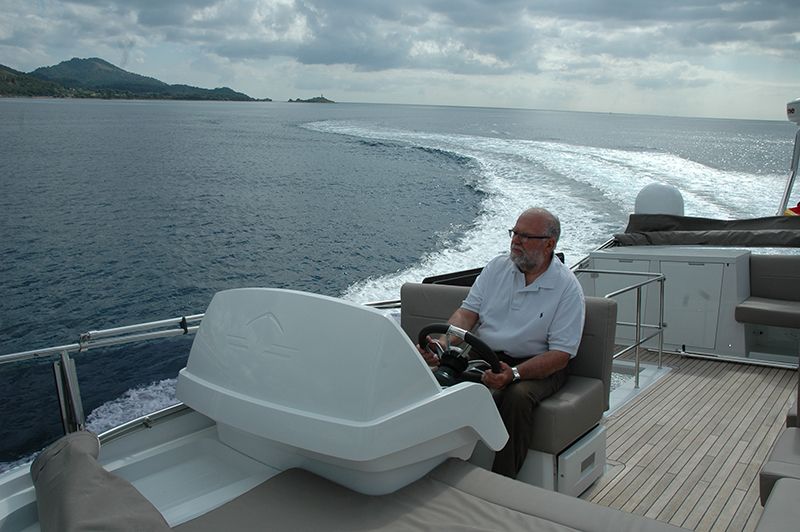 José Luís de la Viña al mando del Sealine F530