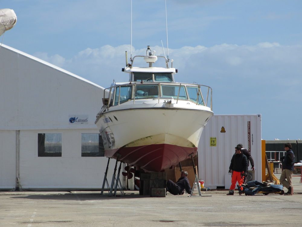 Mantenimiento de barco, barco a motor varado