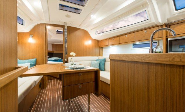 Bavaria Cruiser 37 salón
