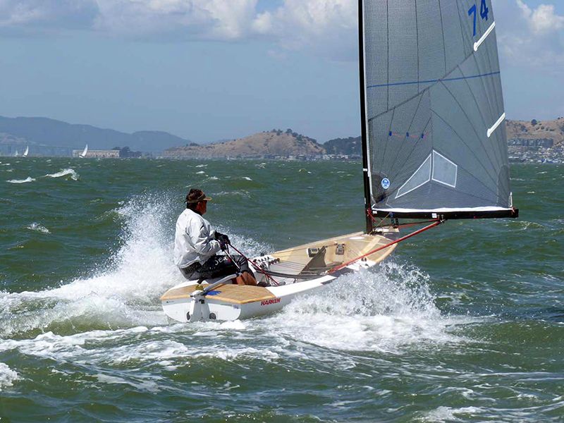Henrry Sprangue, contumaz finista estadounidense, undécimo clasificado en el mundial del pasado año en Kavas, Grecia y ganador de la Gold Cup en el año 1974, hace solo 42 años Foto: International Finn Association - Robert-Deaves.