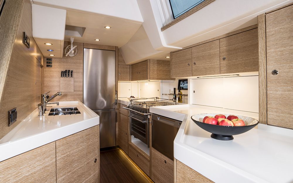 Oyster 675 cocina