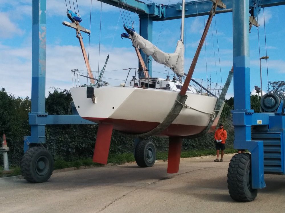 Un bateau est sorti de l'eau pour l'hivernage.