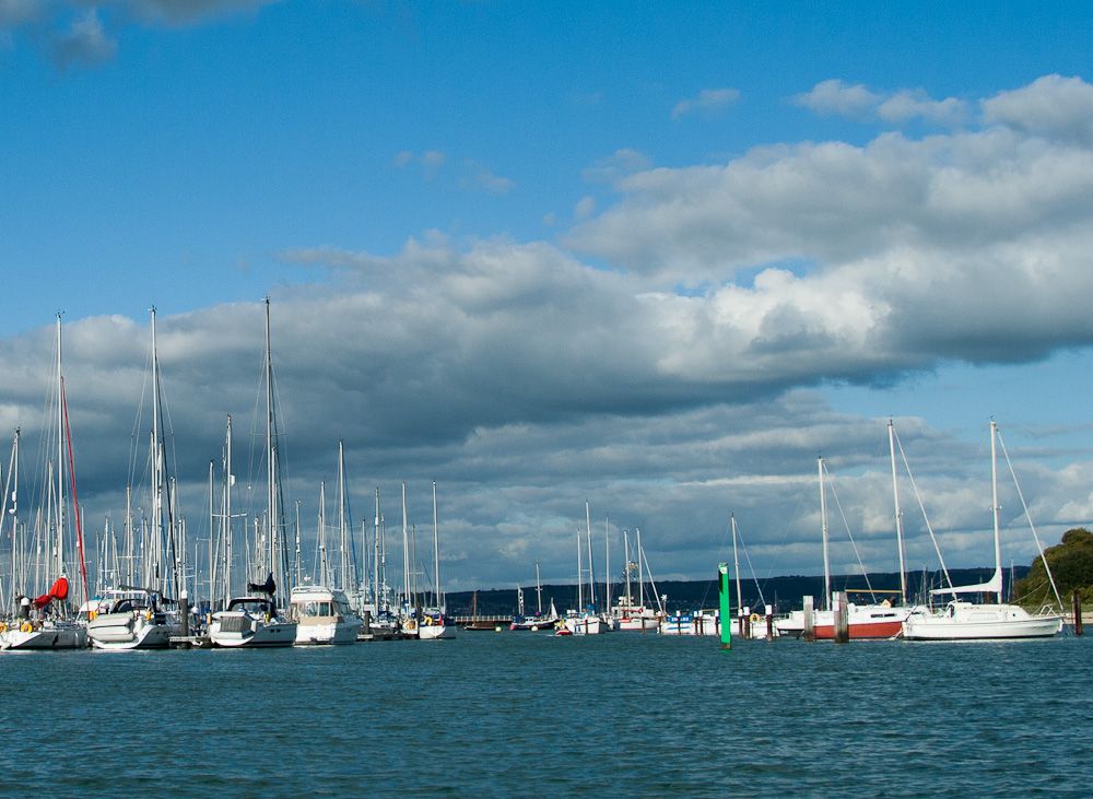 Un port avec des voiliers par une journée ensoleillée.