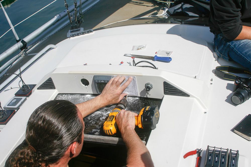 Un homme effectue des réparations sur le système électrique d'un bateau