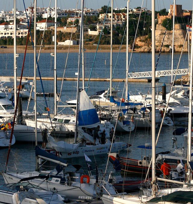 Arriver dans une marina à la voile : Ces marins professionnels dans le port entrent à la voile et s'apprêtent à s'amarrer sans moteur. Ils sont habitués, c’est leur métier, et leur capacité à anticiper une risée avant qu'elle n’atteigne le bateau facilite grandement la manœuvre, y compris au moteur d’ailleurs.