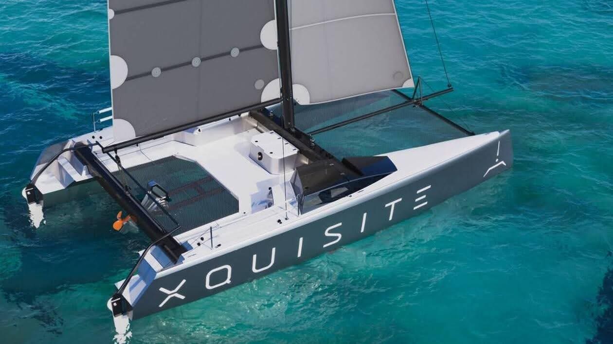 Un catamaran Xquisite ancré au-dessus d'eaux turquoise claires.