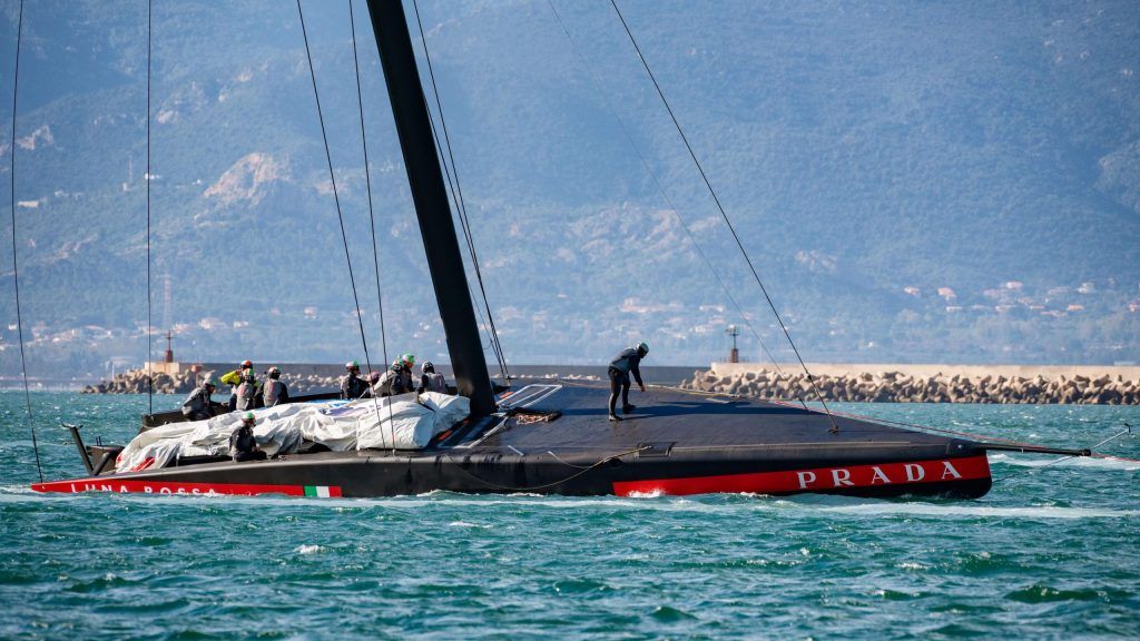 De AC75 "Luna Rossa Prada Pirelli" keert terug naar de haven na een trainingssessie in Cagliari, Italië, tijdens de 36e America's Cup.