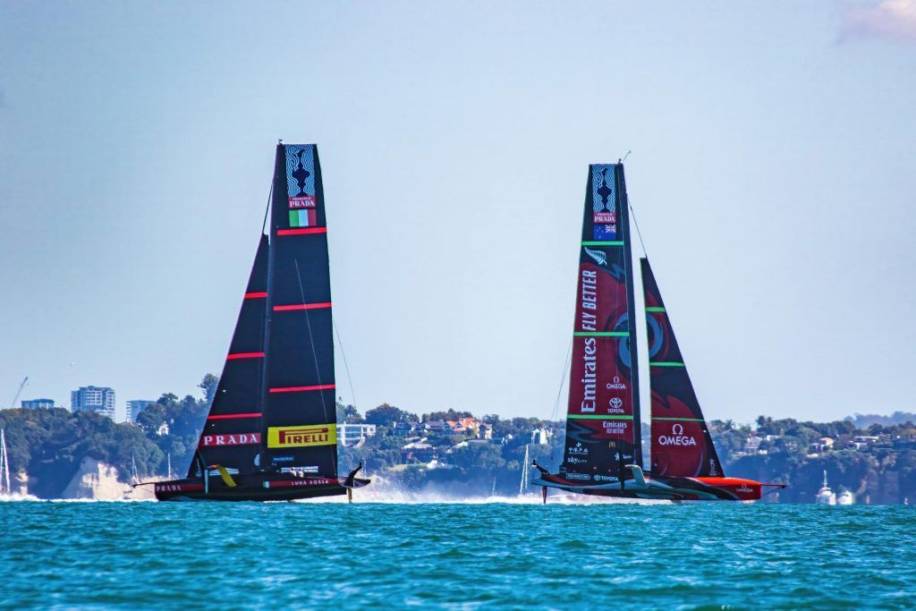 Een panoramisch uitzicht op zeilboten tijdens de 36e America's Cup in Auckland, Nieuw-Zeeland.