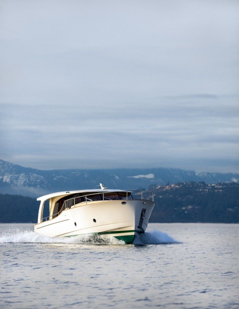 Greenline 40 Hybrid underway