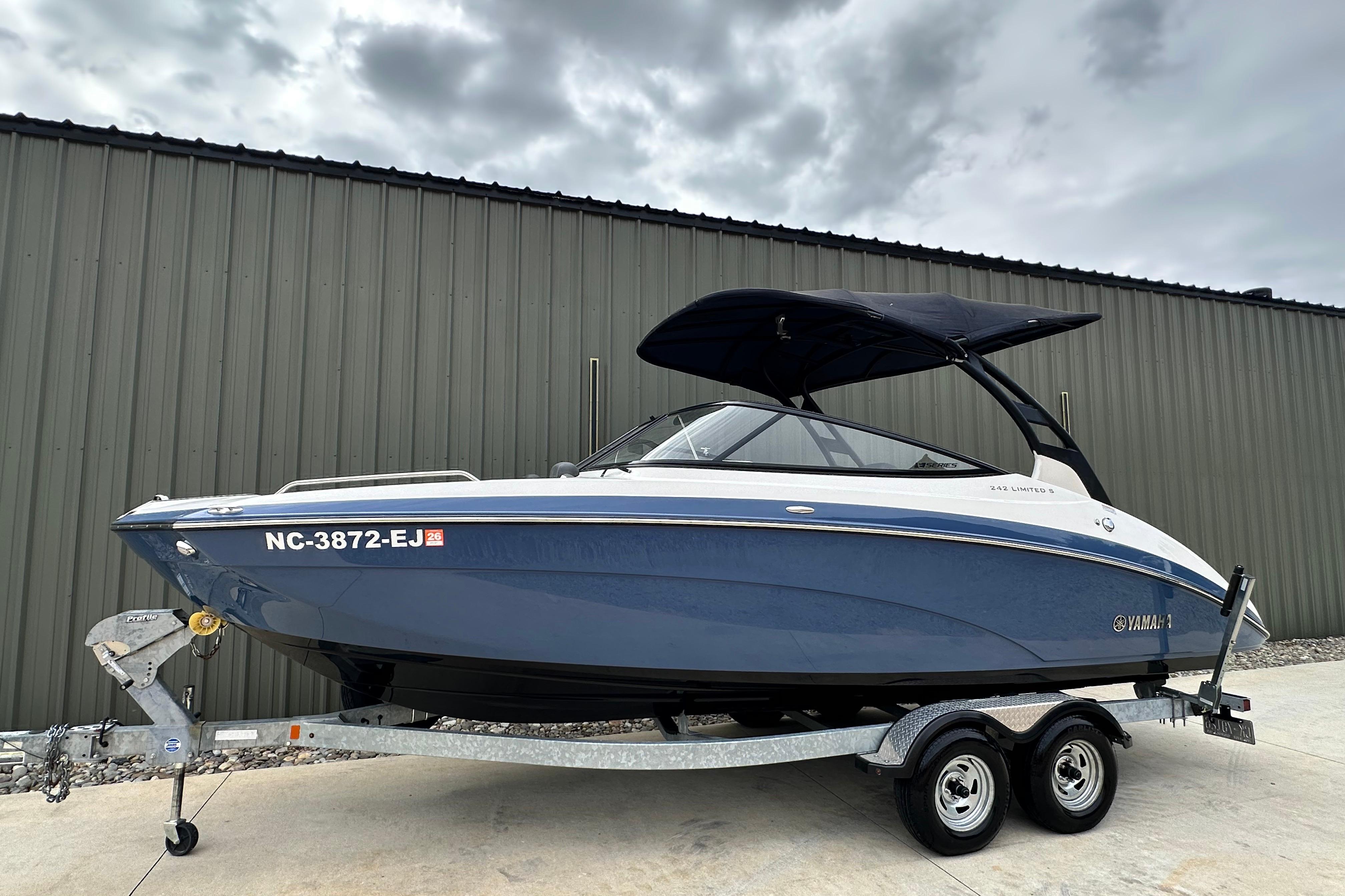 Yamaha Boats 242 Limited S E-Series 2018 Yamaha Boats 242 Limited S E-Series on trailer, parked outdoors.
