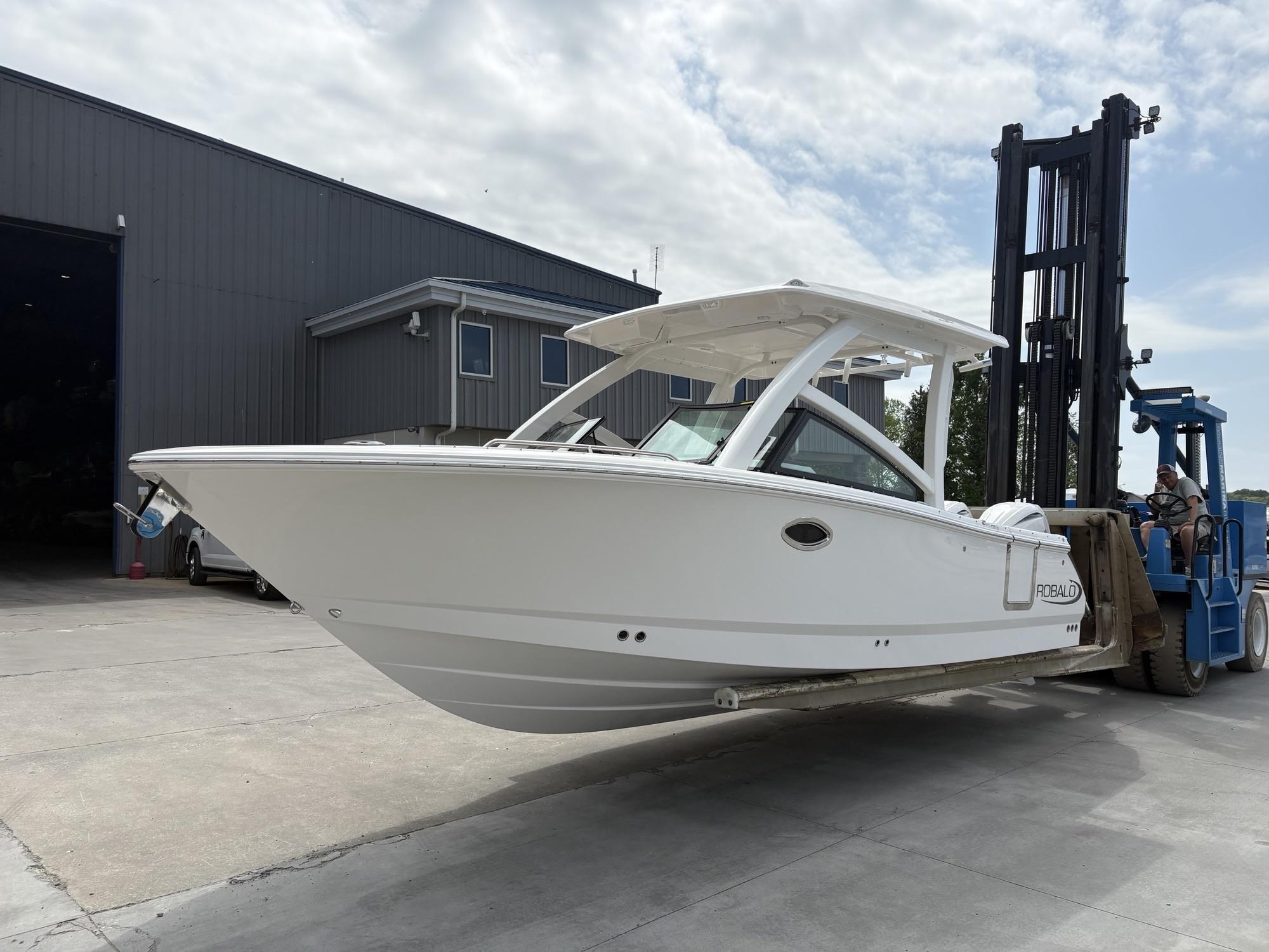 2025 Robalo R257