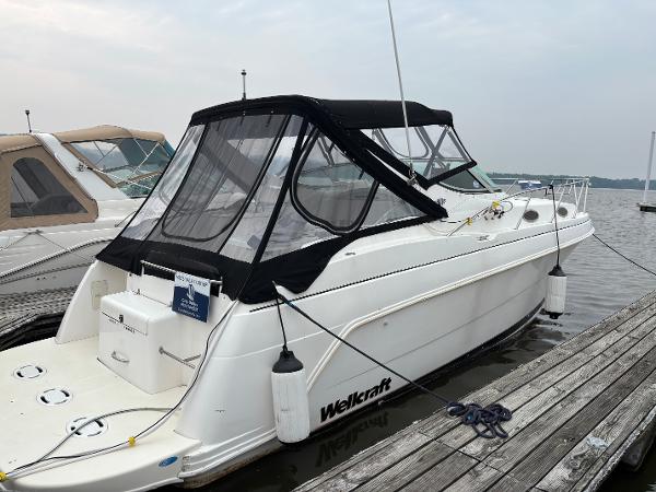 Wellcraft 3000 Martinique 1998 Wellcraft 3000 Martinique boat docked, featuring a sleek design and protective canopy.